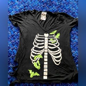 A Fine Mess / Hot Topic Distressed Ribcage/Bat Tee | XL